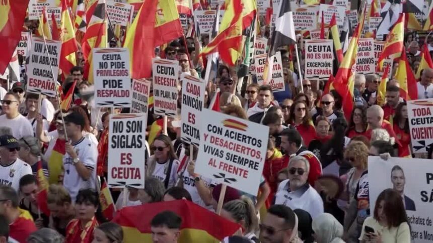 Policiais patrulham área de fronteira em Ceuta durante crise migratória