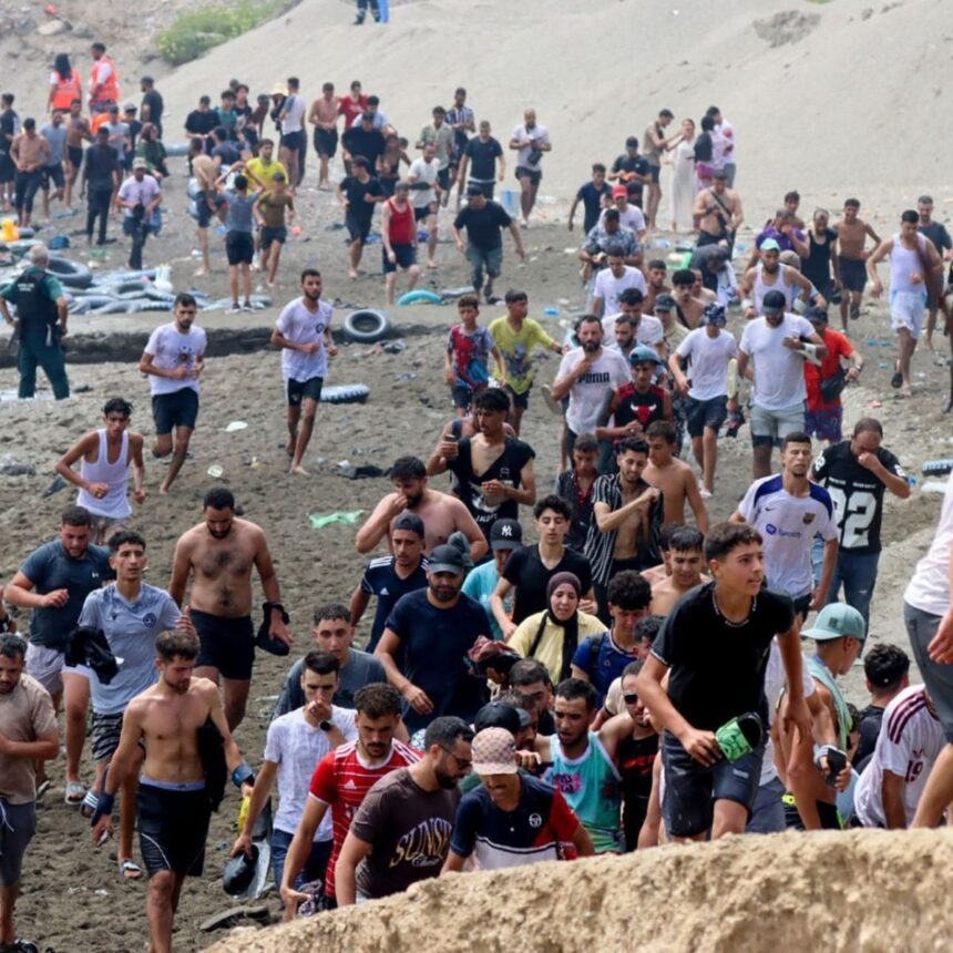 Migrantes marroquinos entraram em Ceuta pelo mar