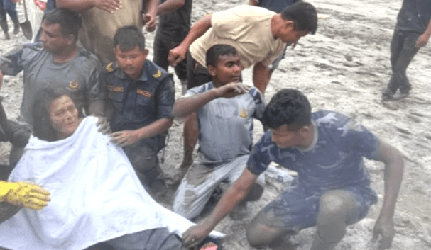 Resgate de Chandika Shrestha em Nuwakot, no Nepal