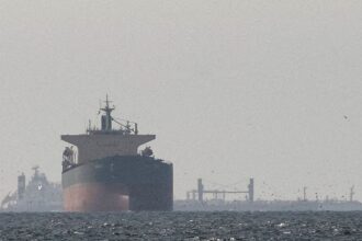 Navios de carga no Golfo, perto do Estreito de Ormuz, em 11 de março de 2026