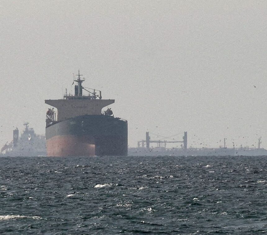 Navios de carga no Golfo, perto do Estreito de Ormuz, em 11 de março de 2026