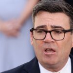 Novo primeiro-ministro do Reino Unido, Andy Burnham, discursa em frente à residência do premiê britânico em Londres
