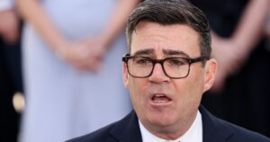 Novo primeiro-ministro do Reino Unido, Andy Burnham, discursa em frente à residência do premiê britânico em Londres