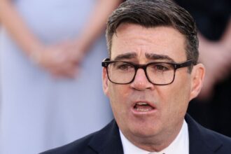 Novo primeiro-ministro do Reino Unido, Andy Burnham, discursa em frente à residência do premiê britânico em Londres