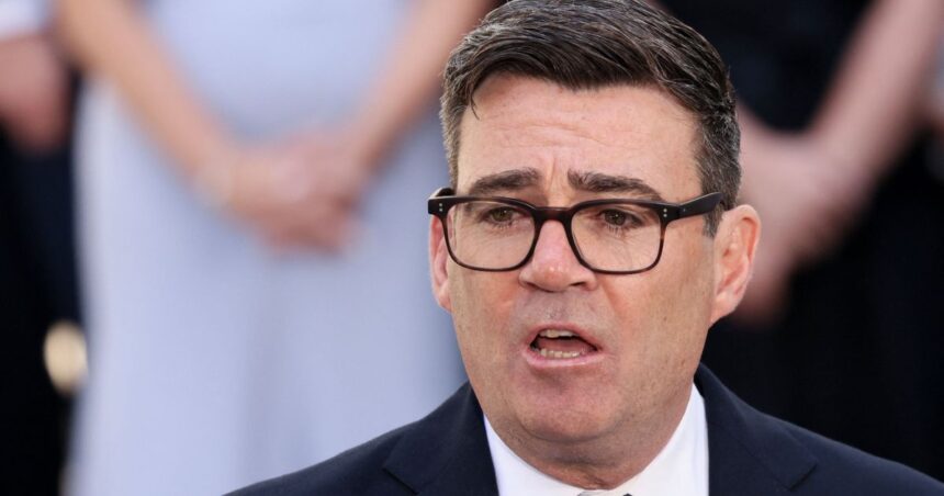 Novo primeiro-ministro do Reino Unido, Andy Burnham, discursa em frente à residência do premiê britânico em Londres