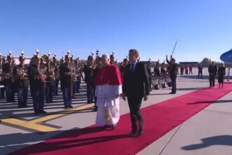 O presidente francês dá as boas-vindas ao Papa Leão XIII à França.
