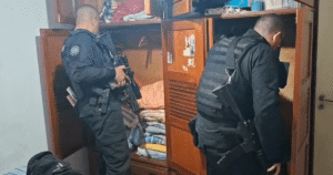 Viaturas e policiais em operação de segurança pública
