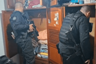 Viaturas e policiais em operação de segurança pública