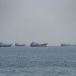 Embarcações próximas ao Estreito de Ormuz vistas de Musandam, em Omã 24 de agosto de 2026 REUTERS/Stringer