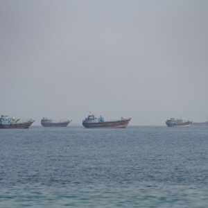 Embarcações próximas ao Estreito de Ormuz vistas de Musandam, em Omã 24 de agosto de 2026 REUTERS/Stringer