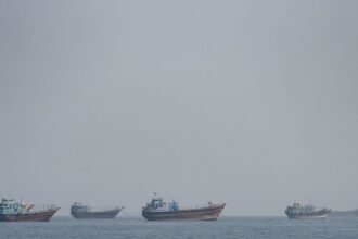 Embarcações próximas ao Estreito de Ormuz vistas de Musandam, em Omã 24 de agosto de 2026 REUTERS/Stringer