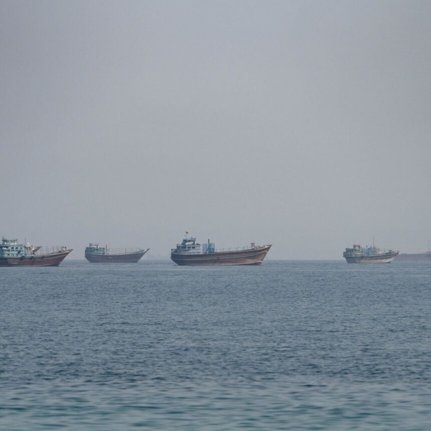 Embarcações próximas ao Estreito de Ormuz vistas de Musandam, em Omã 24 de agosto de 2026 REUTERS/Stringer