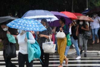 Ruas de São Paulo sob chuva intensa durante temporal