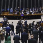 Urna eletrônica em seção de votação durante eleições no Brasil.