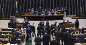 Urna eletrônica em seção de votação durante eleições no Brasil.