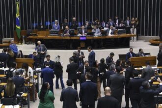 Urna eletrônica em seção de votação durante eleições no Brasil.