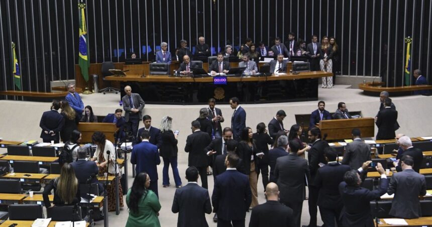 Urna eletrônica em seção de votação durante eleições no Brasil.