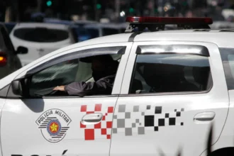 Delegado é parado com sinais de embriaguez após bater em viatura da PM