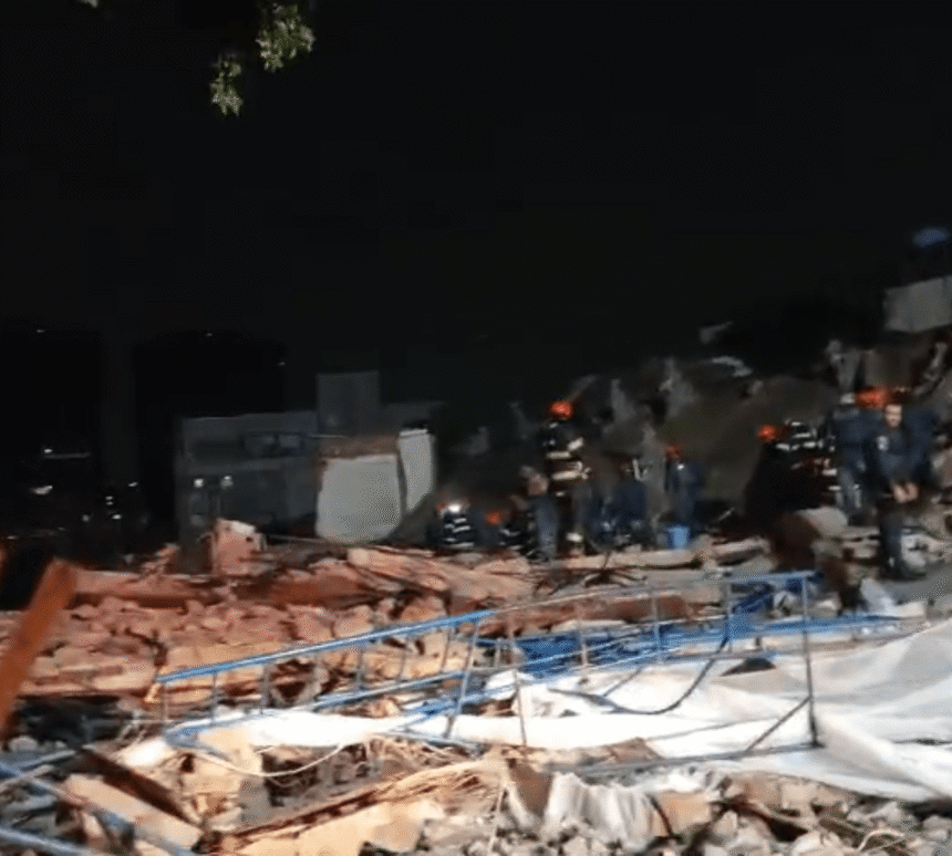 Escombros de prédio que desabou na Penha, zona leste de São Paulo