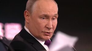 Vladimir Putin durante pronunciamento a jornalistas