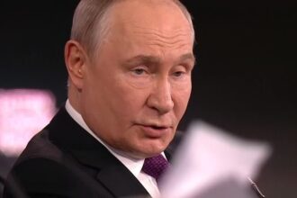 Vladimir Putin durante pronunciamento a jornalistas