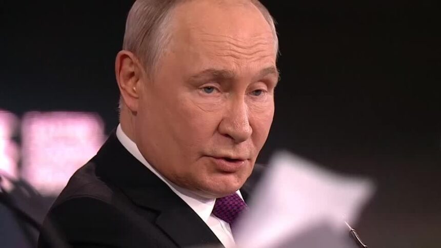 Vladimir Putin durante pronunciamento a jornalistas