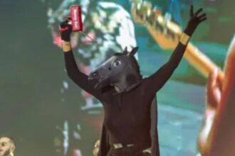 Atriz com fantasia de cavalo preto no Palco Sunset