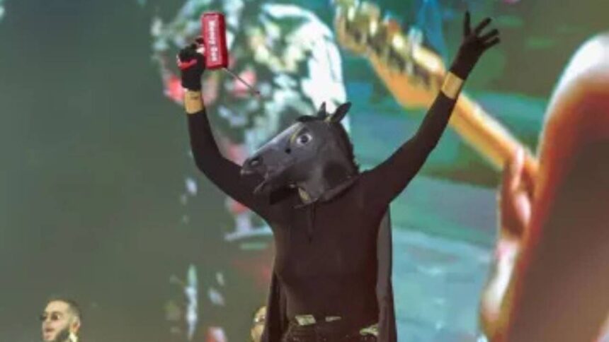 Atriz com fantasia de cavalo preto no Palco Sunset