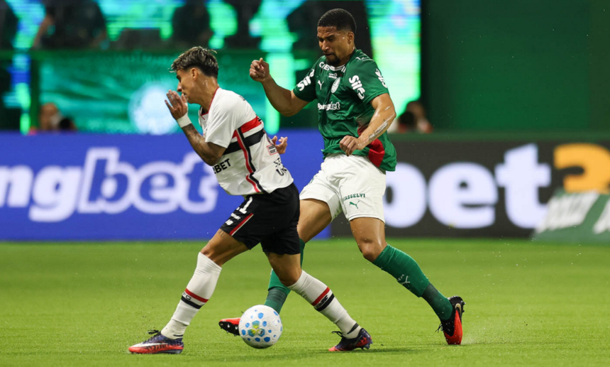 Lance de Palmeiras x São Paulo pelo Brasileirão
