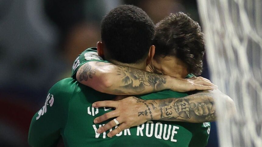 Palmeiras comemora gol contra o São Paulo no Brasileirão