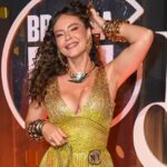 A atriz Paolla Oliveira em desfile na Marquês de Sapucaí