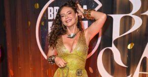 A atriz Paolla Oliveira em desfile na Marquês de Sapucaí