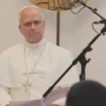 Papa Leão XIV destaca o papel das mulheres durante visita a centro de migrantes em Paris