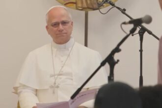 Papa Leão XIV destaca o papel das mulheres durante visita a centro de migrantes em Paris
