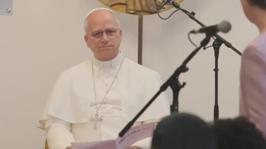 Papa Leão XIV destaca o papel das mulheres durante visita a centro de migrantes em Paris