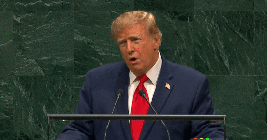 Donald Trump discursando na tribuna da Assembleia Geral da ONU