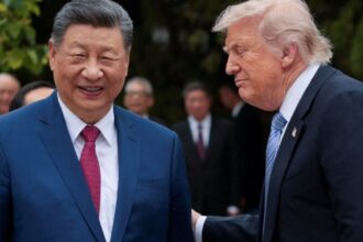 Presidente dos EUA, Donald Trump, conversa com o presidente chinês Xi Jinping em Pequim 15 de maio de 2026 REUTERSEvan Vucci