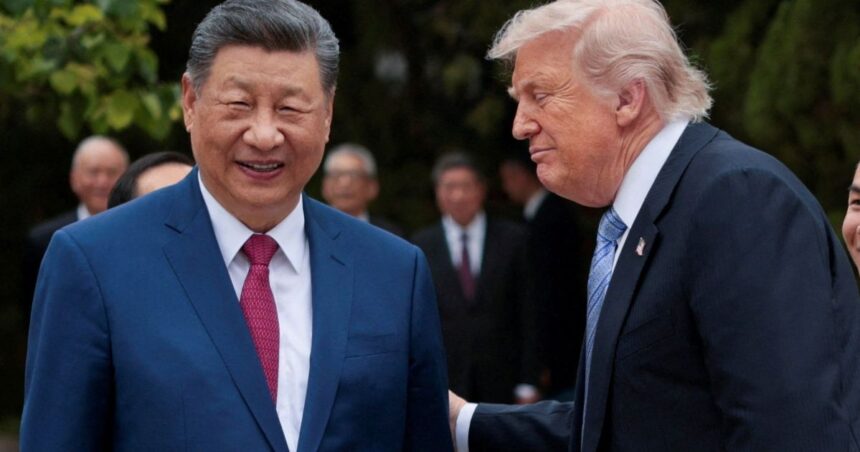 Presidente dos EUA, Donald Trump, conversa com o presidente chinês Xi Jinping em Pequim 15 de maio de 2026 REUTERSEvan Vucci