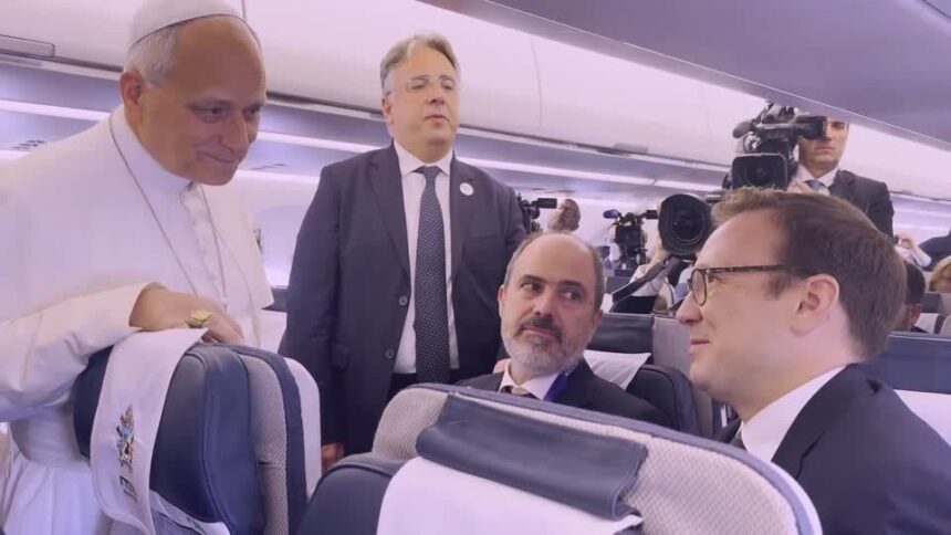 Questionado sobre a proibição da CNN na Casa Branca, o Papa Leão XIII disse que todos os jornalistas são bem-vindos para cobri-lo.