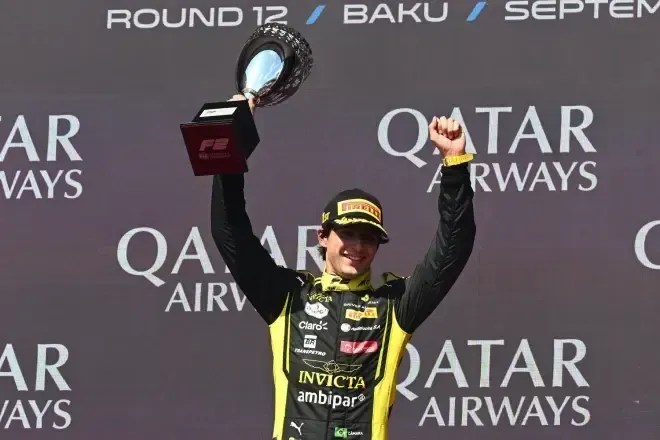 Rafa Câmara com o troféu de vencedor do GP de Baku, no Azerbaijão