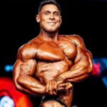 Ramon Dino durante apresentação individual nas prévias da Classic Physique nesta sexta-feira (25)
