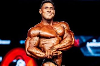 Ramon Dino durante apresentação individual nas prévias da Classic Physique nesta sexta-feira (25)