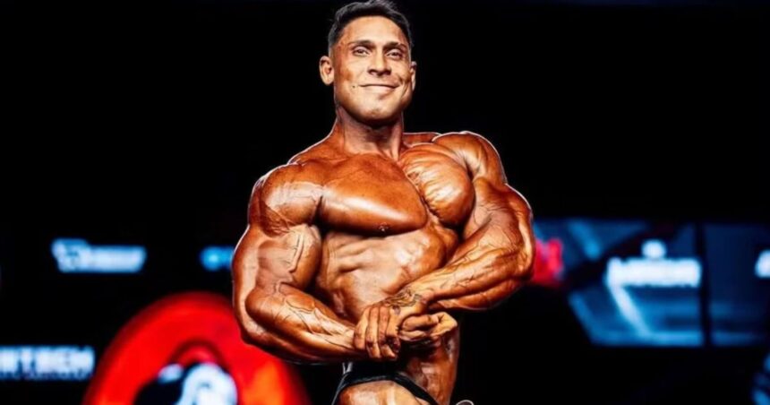 Ramon Dino durante apresentação individual nas prévias da Classic Physique nesta sexta-feira (25)
