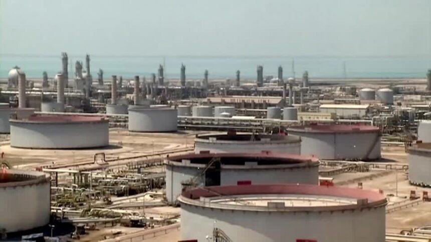 Refinaria de petróleo da Saudi Aramco, em Ras Tanura, na Arábia Saudita