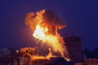 Fogo e fumaça após ataque de mísseis e drones russos em Kiev, Ucrânia – 24 de maio de 2026