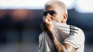 Gabigol durante partida do Santos contra o Macará