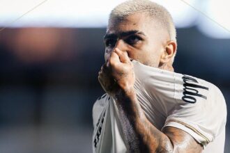 Gabigol durante partida do Santos contra o Macará