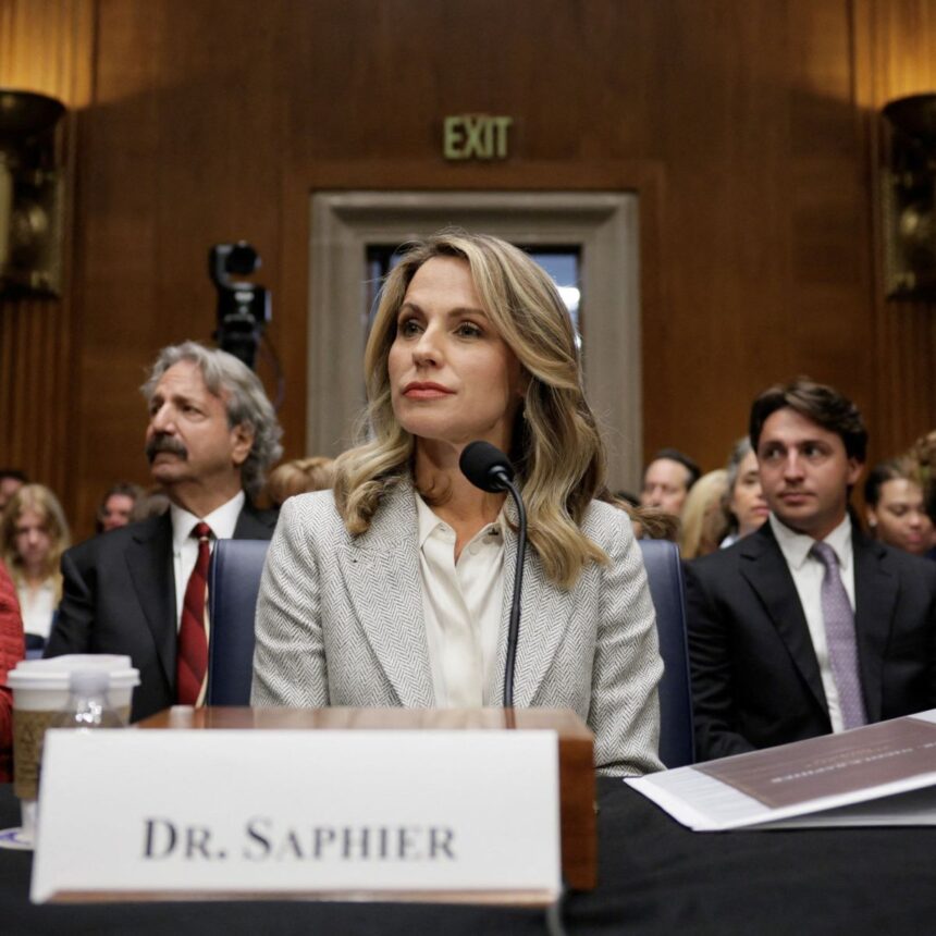 Senador Bill Cassidy em audiência no Senado dos Estados Unidos