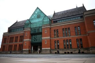 Britânico admite crimes sexuais contra a esposa por mais de 20 anos