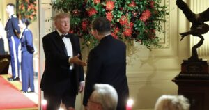 O presidente dos EUA, Donald Trump, e o presidente chinês, Xi Jinping, ao lado da escultura dada como presente à Pequim no jantar de Estado